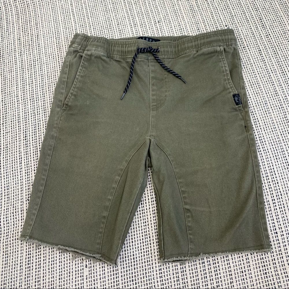 Nitrous Black olive green boys size medium drawstring pull on shorts